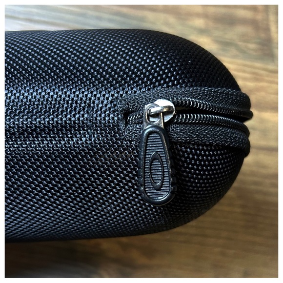 Oakley Soft Vault Zip Around Sunglass Case - Picture 6 of 7
